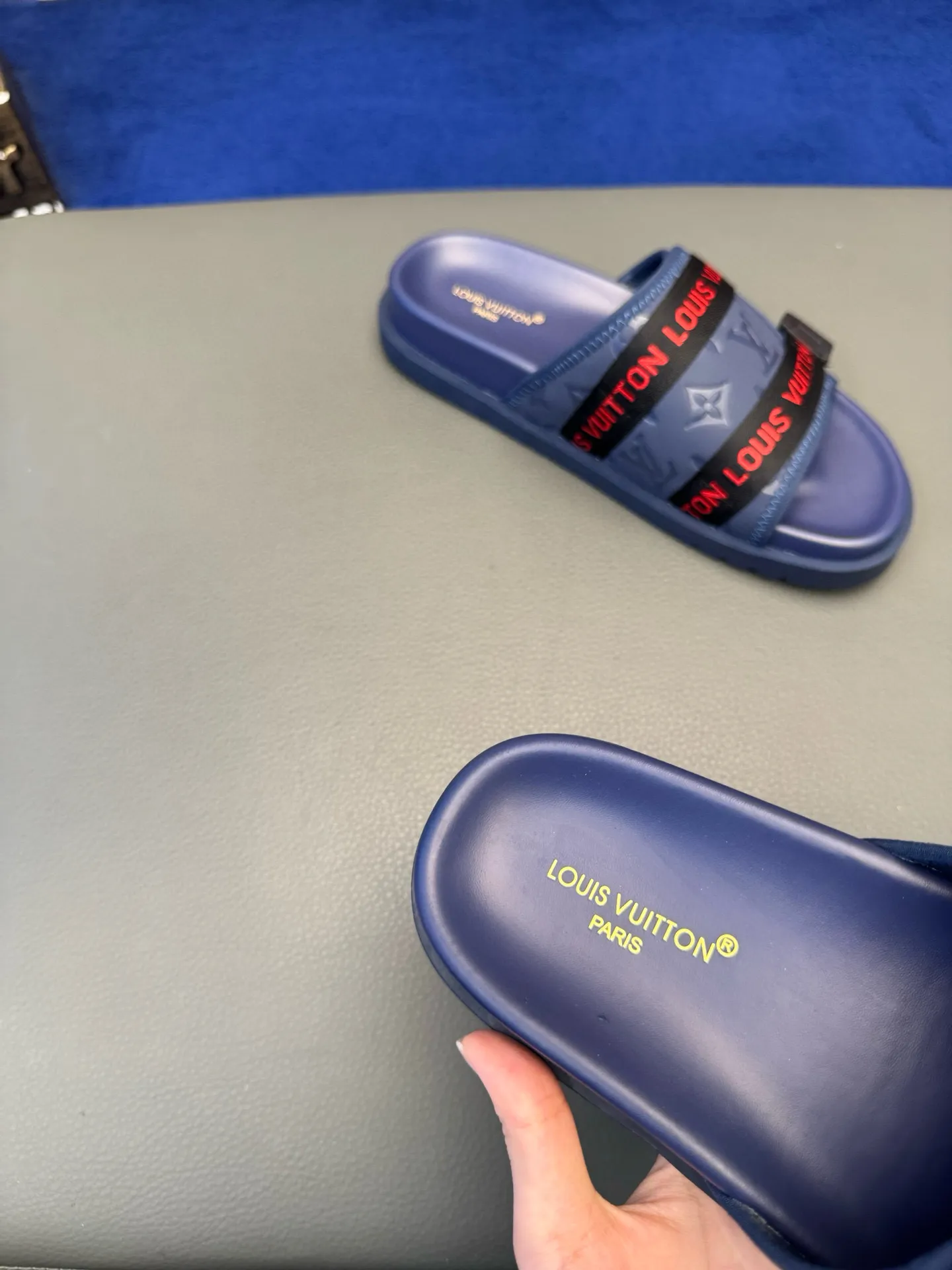 [L Home] P: 340💰Size: 38-45 Top purchasing lv men's summer slippers, classic presbyopia with soft real leather lining, unique color splicing effect, distinctive personality, fashionable and trendy essential style, light and comfortable. Lightweight and tough rubber insole, micro ridged foam outsole, super comfortable!